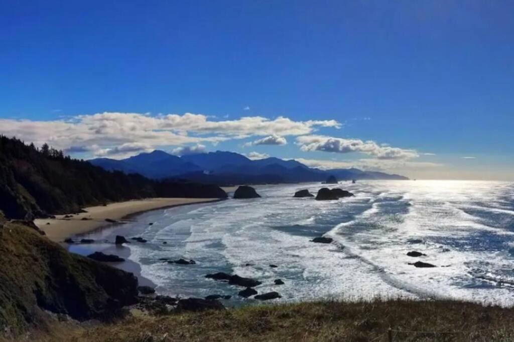Tiki Escape W/ Amazing Mountain And Marsh Backdrop Сasa de vacaciones Rockaway Beach
